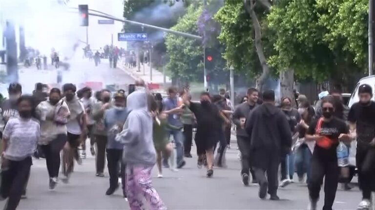 policia-usa-bombas-de-efeito-moral-em-protesto-contra-imigracao-nos-eua