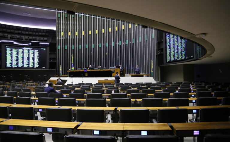 camara-conclui-votacao-e-aprova-aumento-de-deputados-para-531