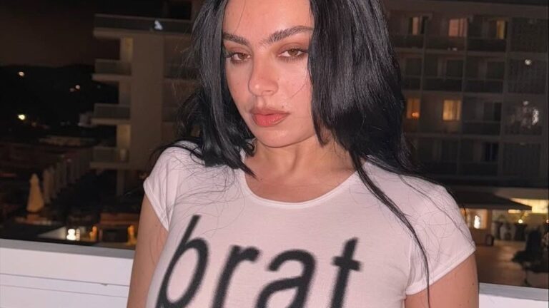 charli-xcx-rebate-criticas-sobre-usar-autotune:-“a-melhor-arte-confronta”