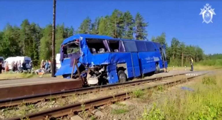 onibus-e-atingido-por-trem-na-russia-e-ao-menos-uma-pessoa-morre-na-colisao