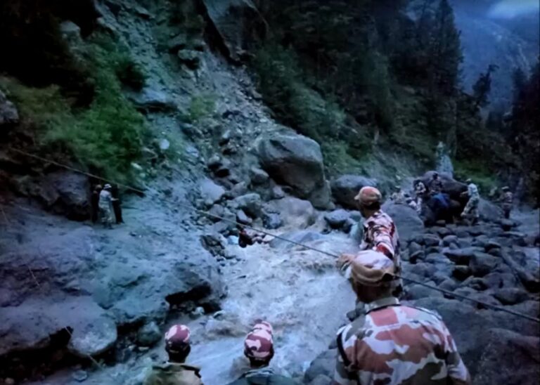 cerca-de-130-pessoas-sao-resgatadas-apos-deslizamento-atingir-vila-na-india