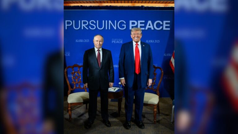 casa-branca-posta-foto-da-reuniao-trump-putin:-“em-busca-da-paz”