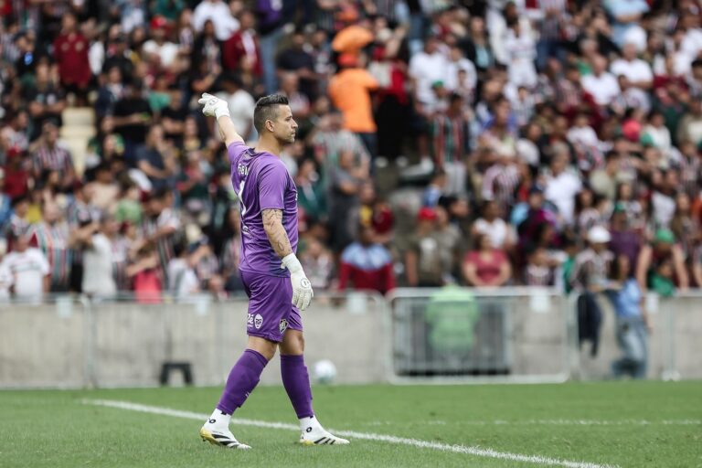 brasileirao:-fabio-bate-recorde,-fluminense-vence-e-afunda-fortaleza-no-z-4