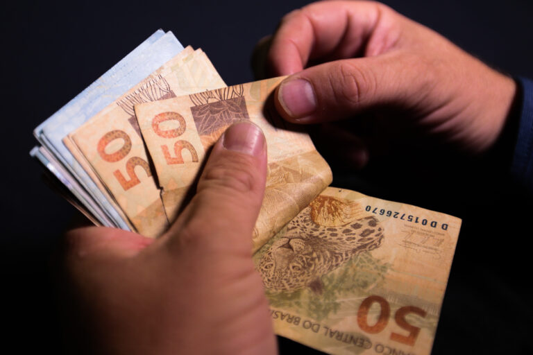 metade-dos-trabalhadores-precisa-de-extra-para-fechar-o-mes,-diz-serasa